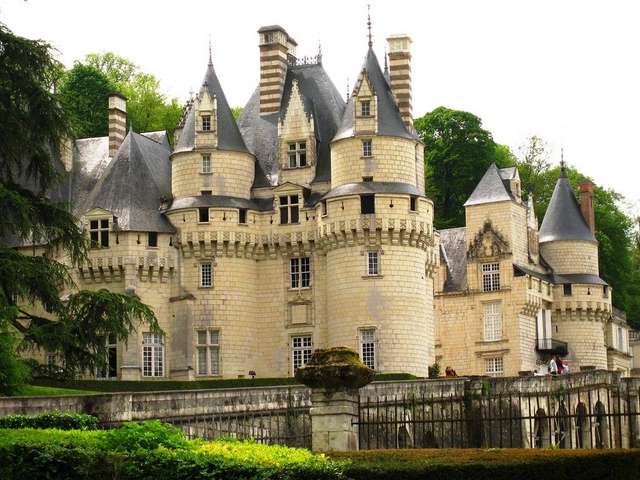 Замок Юссе, Франция