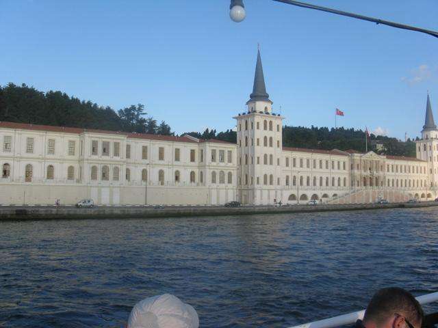 дворец султанов на берегу Босфора