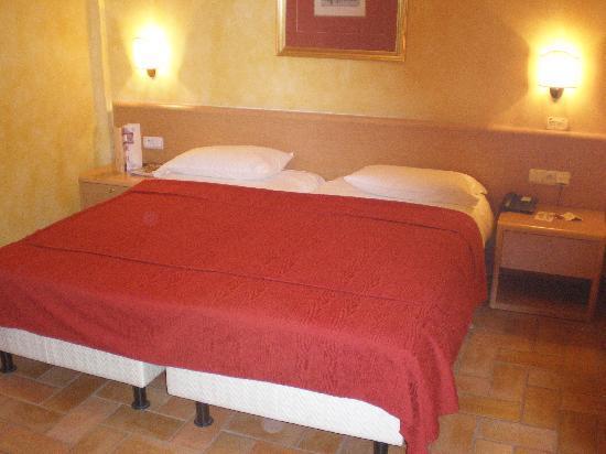 Отель Roma 4*