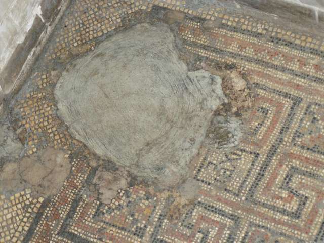 Фрагмент первозданного пола в Храме Рождества Христова, обнаруженный археологами.