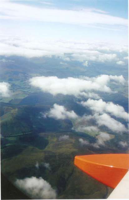Вид из борта самолета на просторы Шотландии