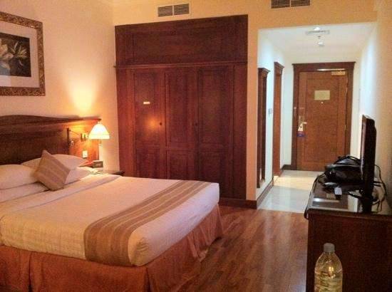 Отель Dhow Palace Hotel 5*