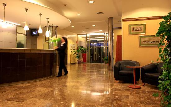 Отель Aqua Hotel Bertran 3*