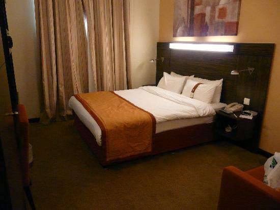 Отель Holiday Inn Express Dubai Safa Park 2*