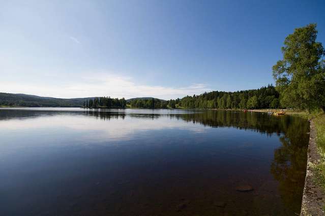 Живописное озеро в городке Bogstad